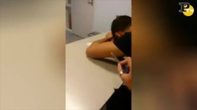 Prof sveglia con l’estintore alunno che dorme in classe
