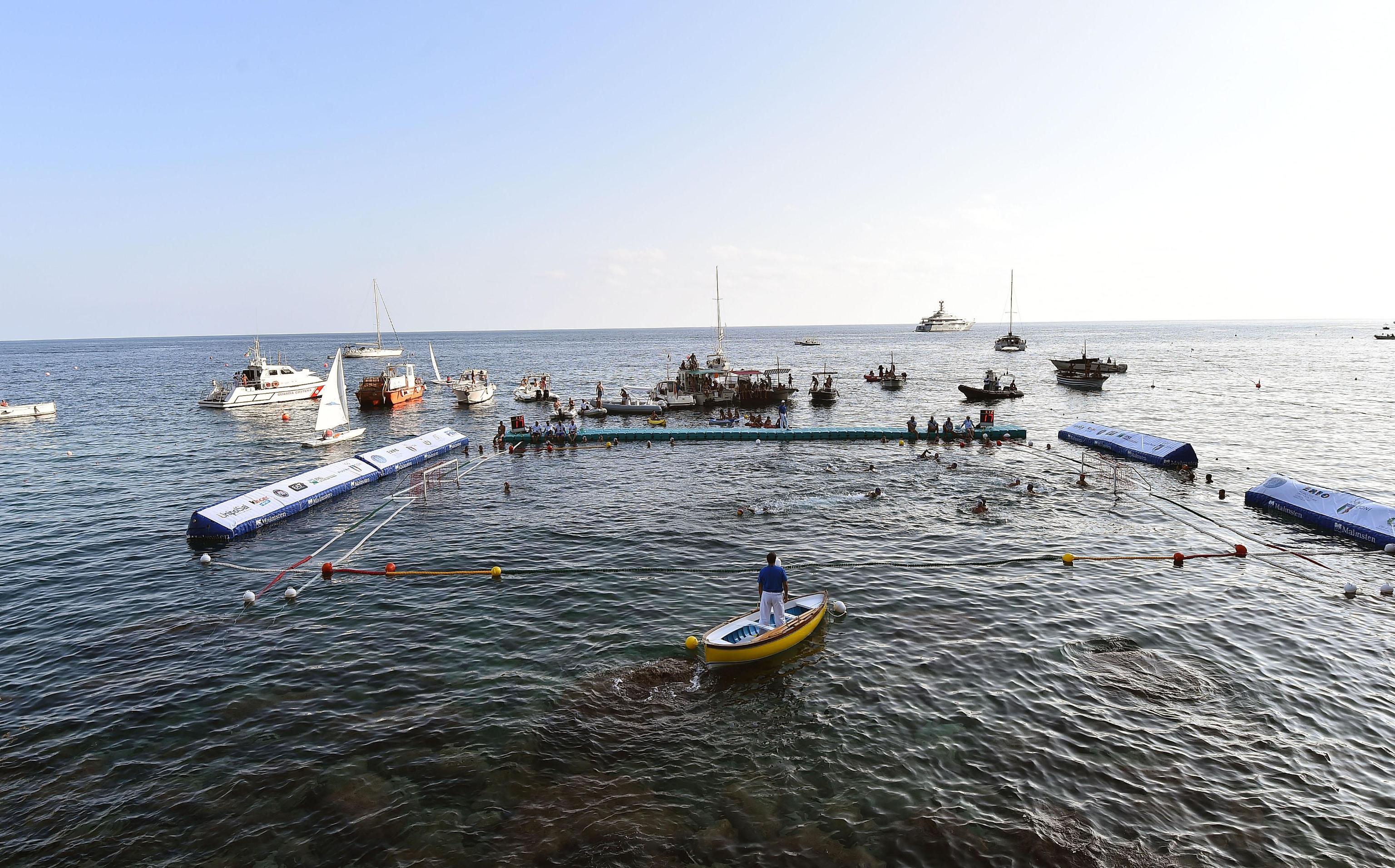 Italia – Spagna a Capri, lo spettacolo della pallanuoto in mare aperto Italia – Spagna a Capri, lo spettacolo della pallanuoto in mare aperto