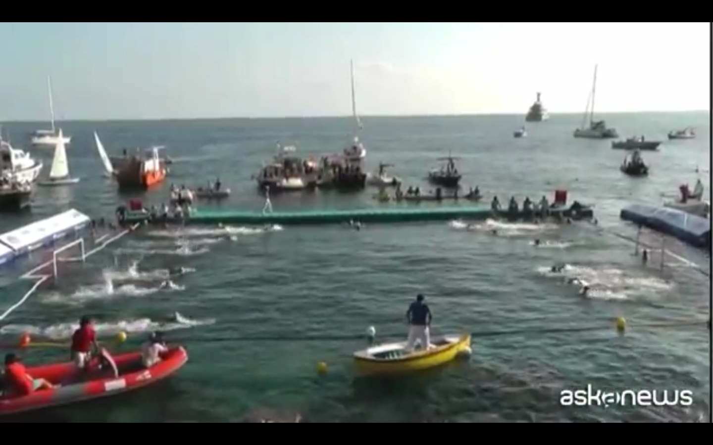 Italia – Spagna a Capri, lo spettacolo della pallanuoto in mare aperto Italia – Spagna a Capri, lo spettacolo della pallanuoto in mare aperto