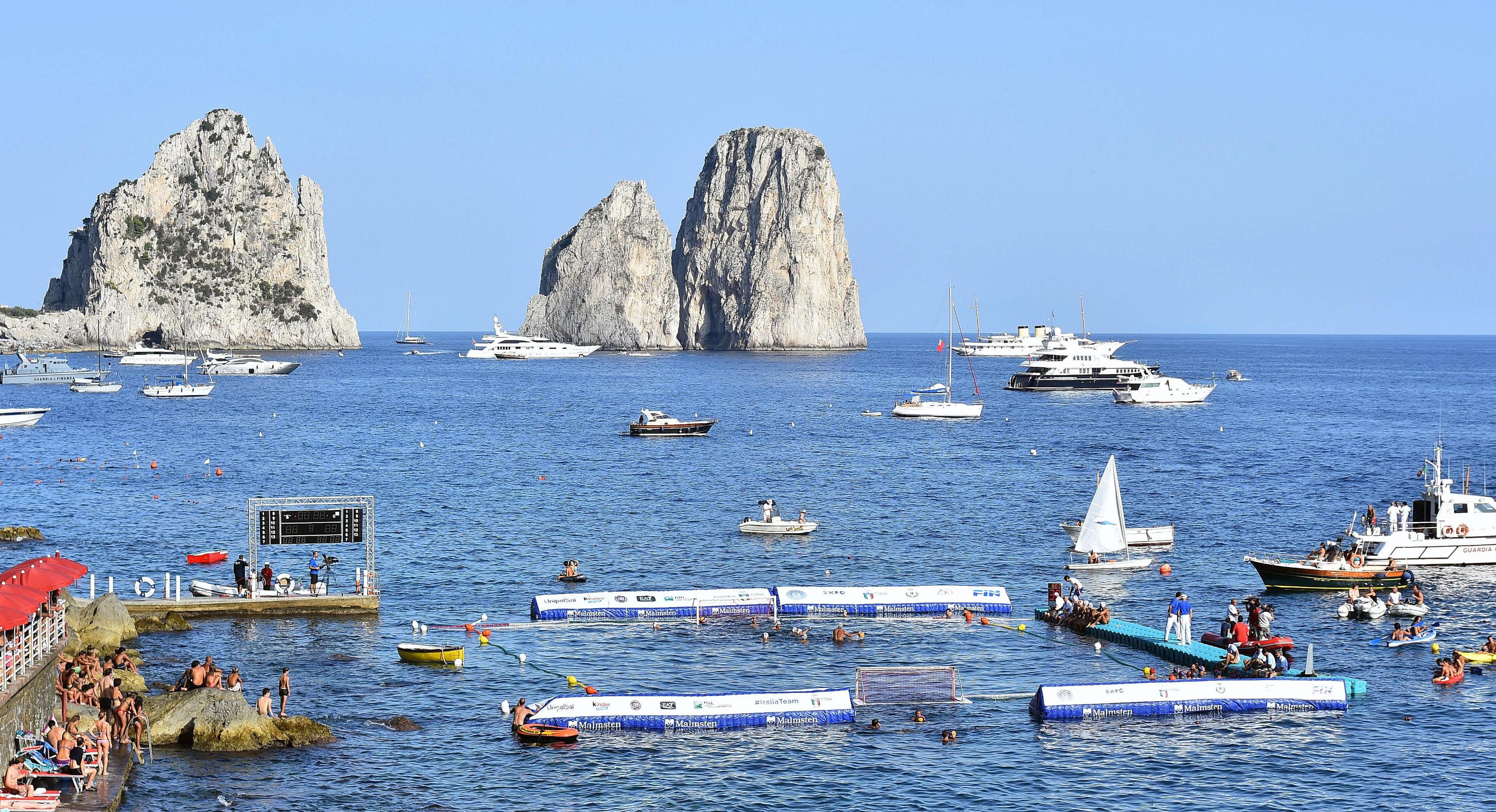 Italia – Spagna a Capri, lo spettacolo della pallanuoto in mare aperto Italia – Spagna a Capri, lo spettacolo della pallanuoto in mare aperto