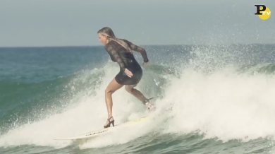Surf in tacchi e minigonna? Si può se sei Maud Le Car