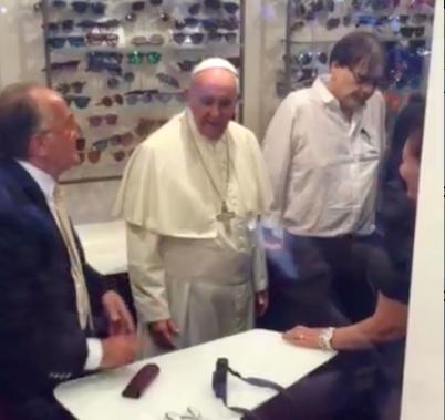 Gli occhiali nuovi di Papa Francesco