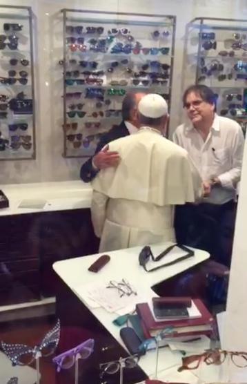 Gli occhiali nuovi di Papa Francesco
