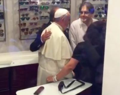 Gli occhiali nuovi di Papa Francesco