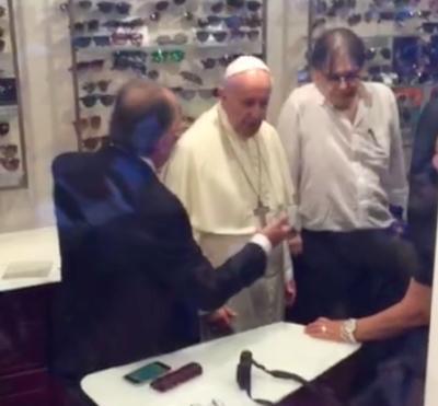 Gli occhiali nuovi di Papa Francesco