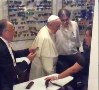 Gli occhiali nuovi di Papa Francesco