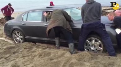 Bentley bloccata in spiaggia