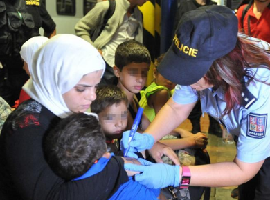 Ora si marchiano gli immigrati