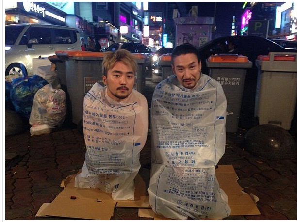 Da Taiwan la moda social di vestirsi coi sacchetti della spesa Da Taiwan la moda social di vestirsi coi sacchetti della spesa