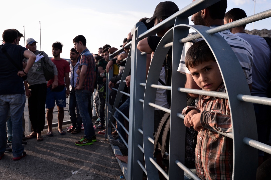 Così la turista greca ha salvato il migrante siriano Così la turista greca ha salvato il migrante siriano