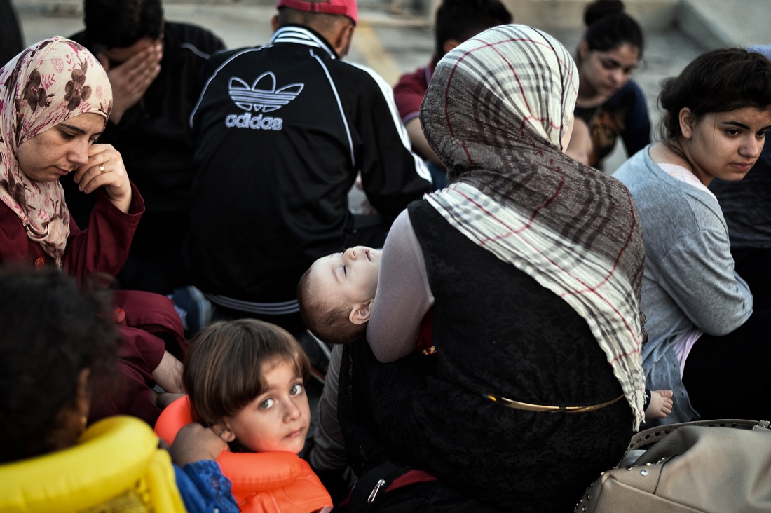 Così la turista greca ha salvato il migrante siriano Così la turista greca ha salvato il migrante siriano