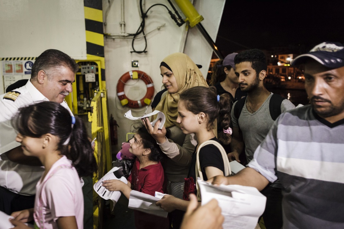 Così la turista greca ha salvato il migrante siriano Così la turista greca ha salvato il migrante siriano