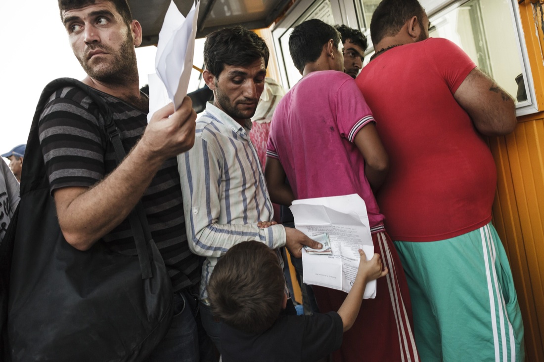 Così la turista greca ha salvato il migrante siriano Così la turista greca ha salvato il migrante siriano