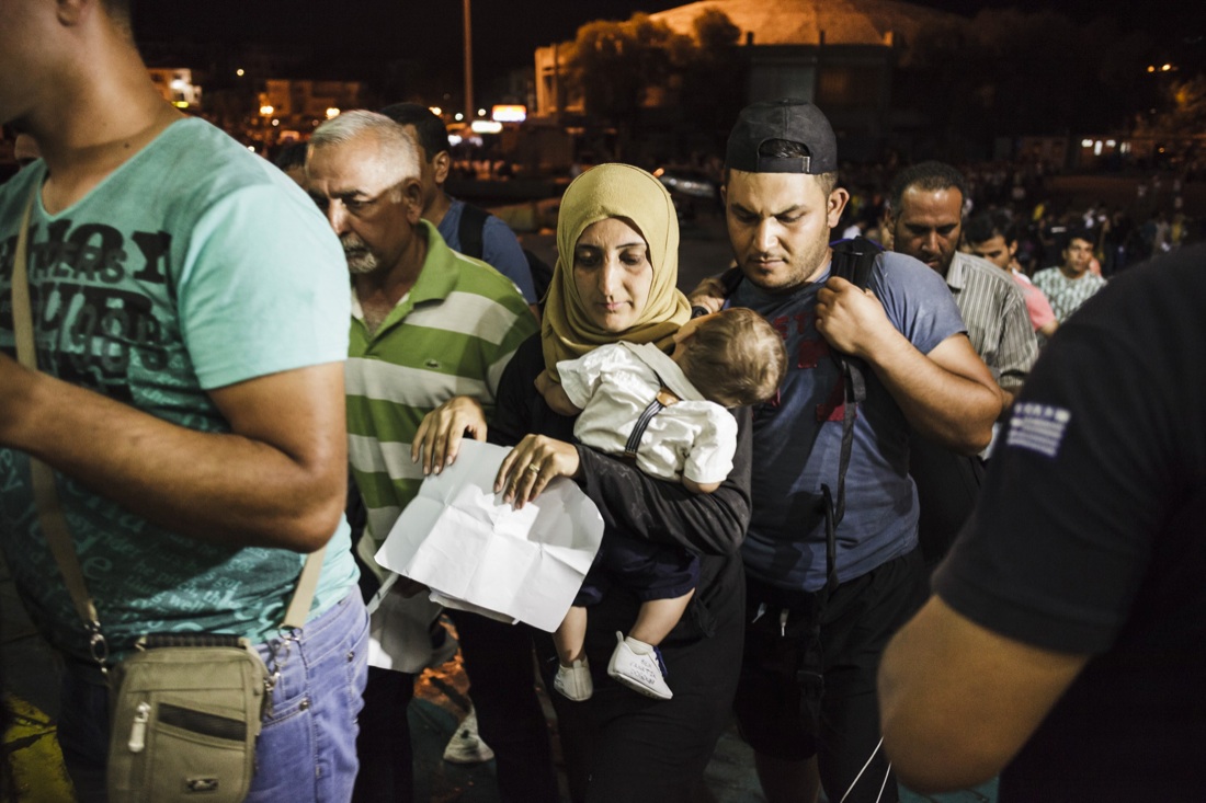 Così la turista greca ha salvato il migrante siriano Così la turista greca ha salvato il migrante siriano