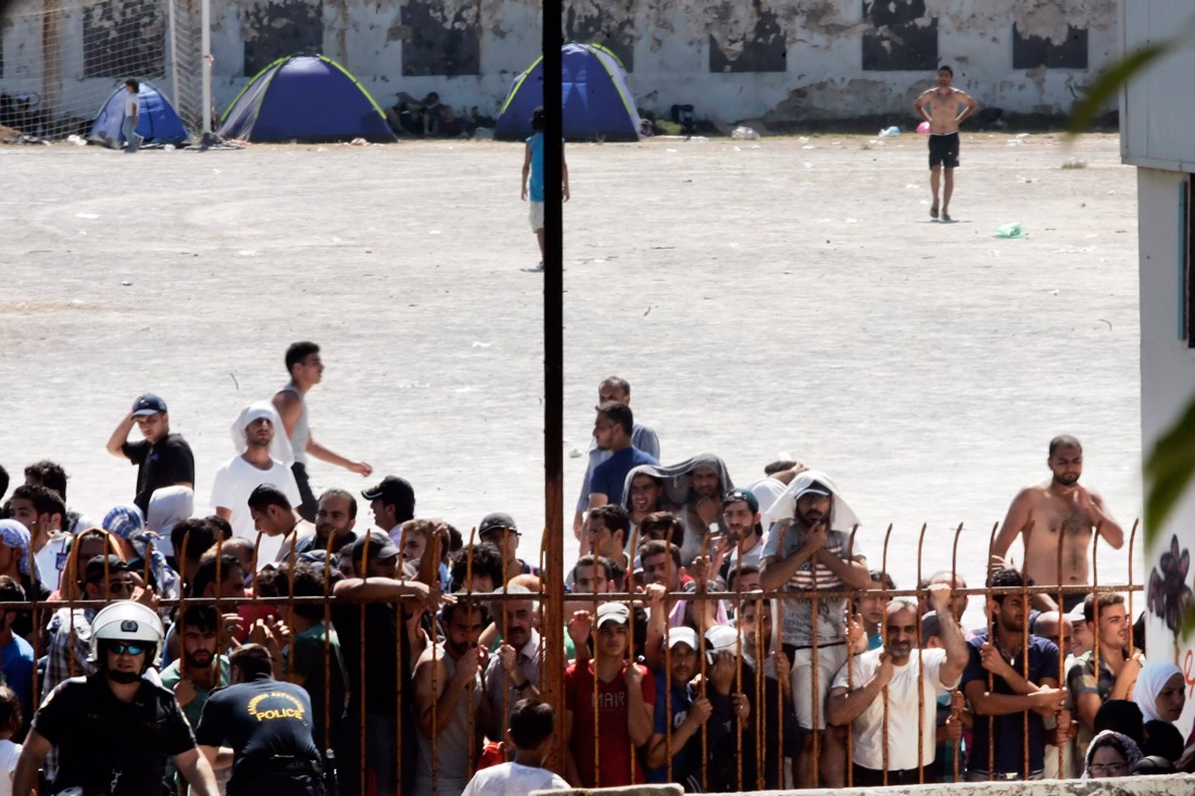 Così la turista greca ha salvato il migrante siriano Così la turista greca ha salvato il migrante siriano