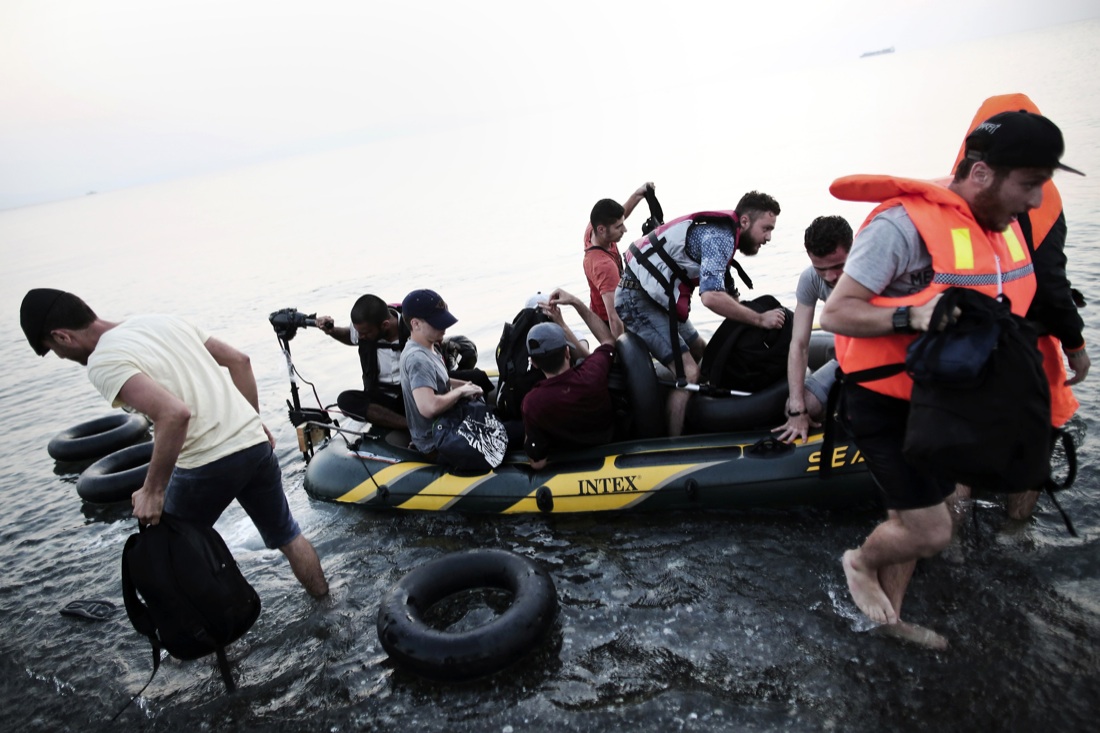 Così la turista greca ha salvato il migrante siriano Così la turista greca ha salvato il migrante siriano