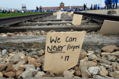 Auschwitz: spuntano le docce con spruzzatori di acqua