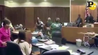 Usa, in tribunale un padre prende a pugni l’assassino della figlia