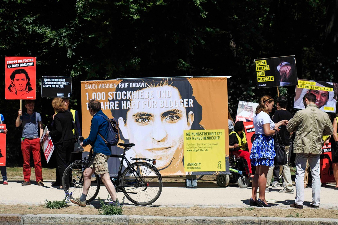 Perché l’Europa ha premiato il blogger saudita condannato a mille frustate