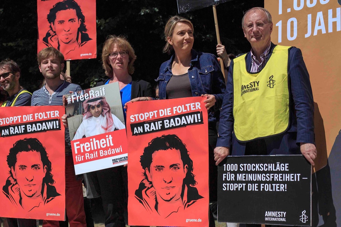 Perché l’Europa ha premiato il blogger saudita condannato a mille frustate