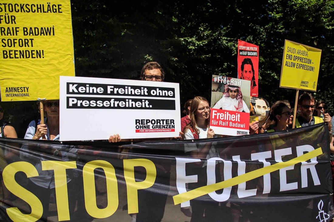 Perché l’Europa ha premiato il blogger saudita condannato a mille frustate