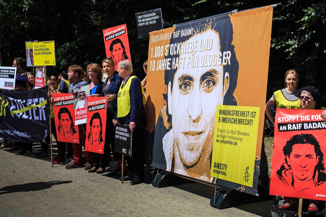 Perché l’Europa ha premiato il blogger saudita condannato a mille frustate