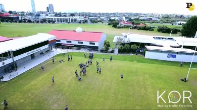 Lo studente gioca a pallone e colpisce in pieno il drone