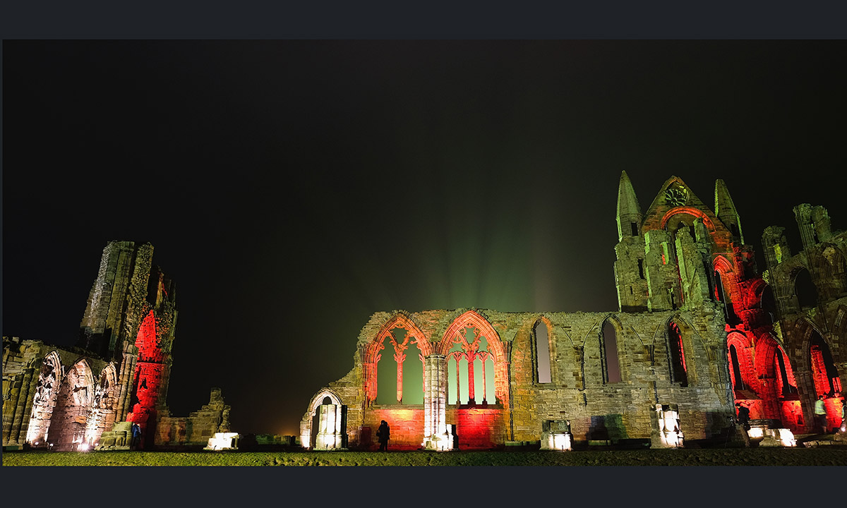 Luci da Halloween all’Abbazia di Whitby Luci da Halloween all’Abbazia di Whitby