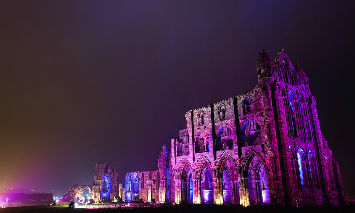 Luci da Halloween all’Abbazia di Whitby Luci da Halloween all’Abbazia di Whitby