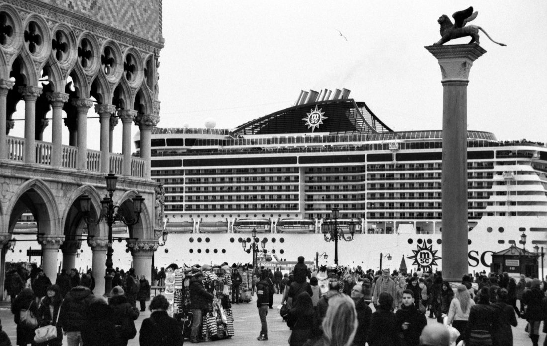 Gianni Berengo Gardin, il maestro del reportage che raccontò Venezia con la fotografia in bianco e nero Gianni Berengo Gardin, il maestro del reportage che raccontò Venezia con la fotografia in bianco e nero
