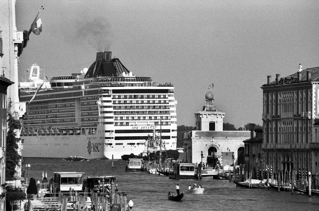 Gianni Berengo Gardin, il maestro del reportage che raccontò Venezia con la fotografia in bianco e nero Gianni Berengo Gardin, il maestro del reportage che raccontò Venezia con la fotografia in bianco e nero