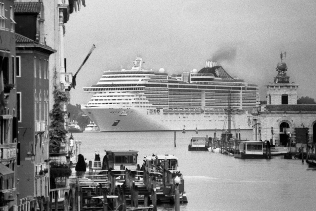 Gianni Berengo Gardin, il maestro del reportage che raccontò Venezia con la fotografia in bianco e nero Gianni Berengo Gardin, il maestro del reportage che raccontò Venezia con la fotografia in bianco e nero