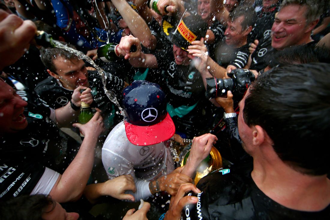 La grande festa di Hamilton ad Austin. Per lui, terzo mondiale La grande festa di Hamilton ad Austin. Per lui, terzo mondiale