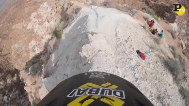 Mountain Biker cade nel burrone, si alza e termina la gara