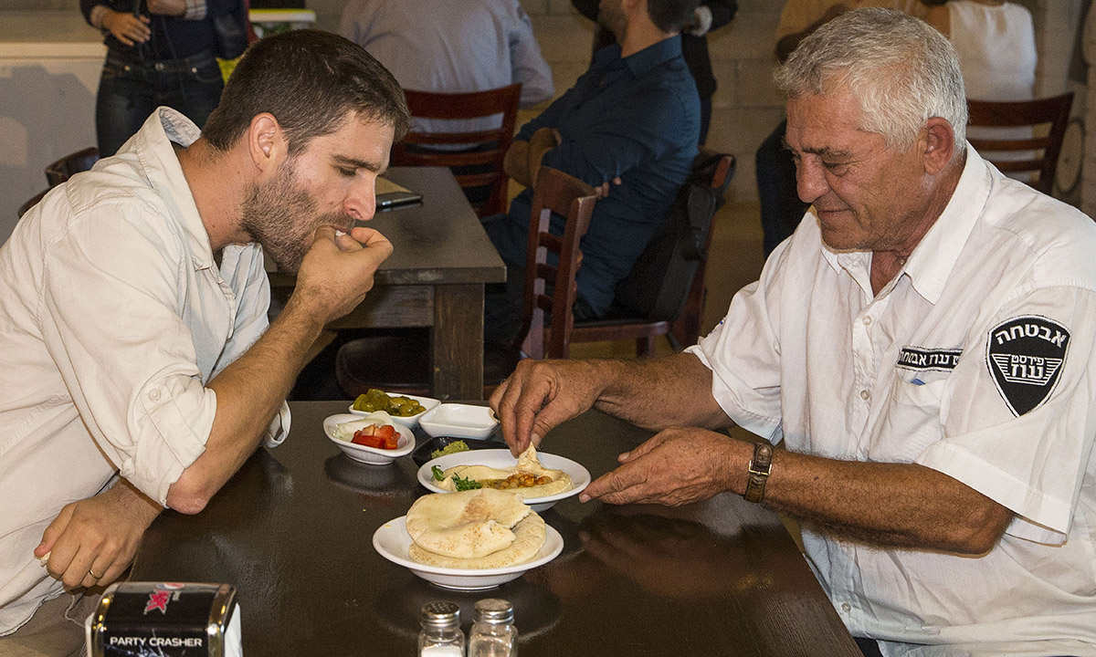 Israele, l’Hummus Bar della pace – Foto