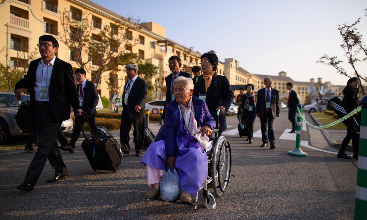 Corea del Nord e del Sud: riprendono le riunioni di famiglia – Foto