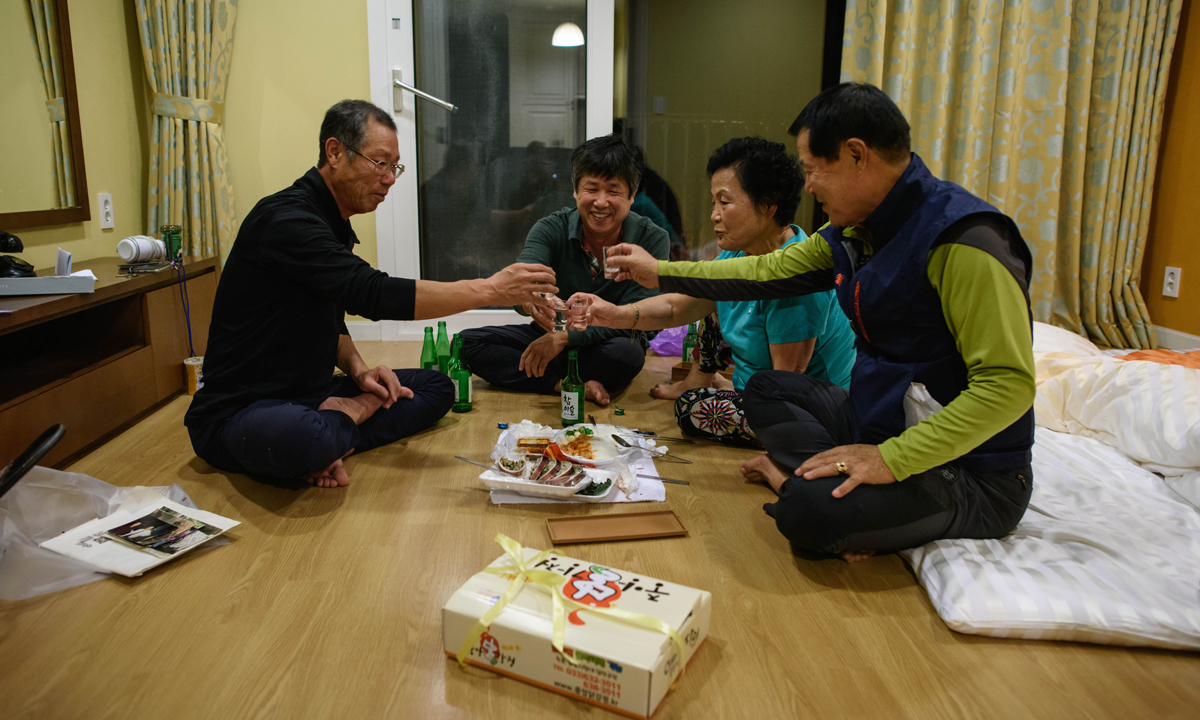 Corea del Nord e del Sud: riprendono le riunioni di famiglia – Foto