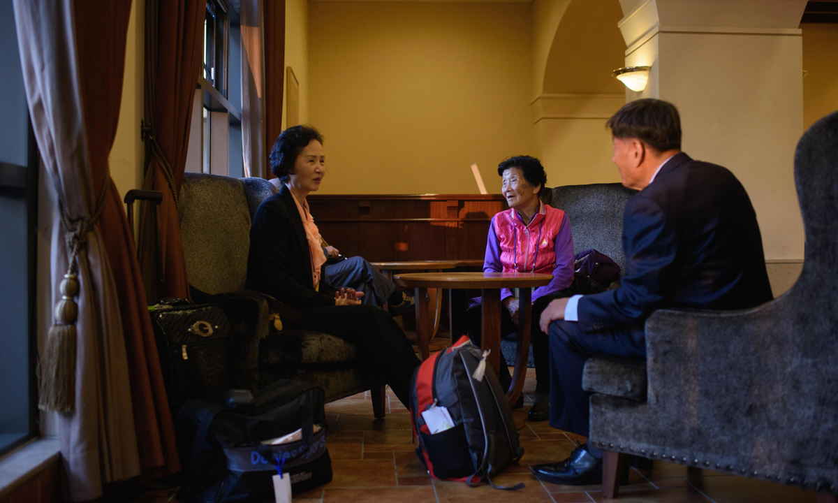 Corea del Nord e del Sud: riprendono le riunioni di famiglia – Foto