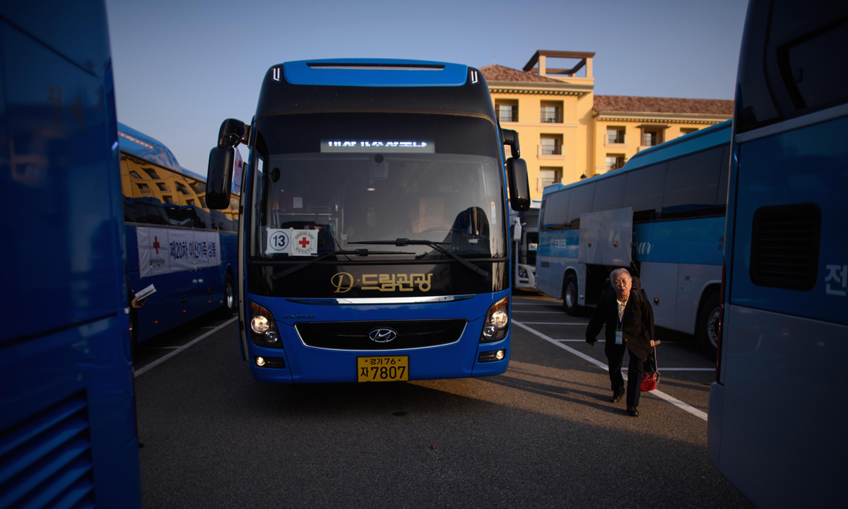 Corea del Nord e del Sud: riprendono le riunioni di famiglia – Foto