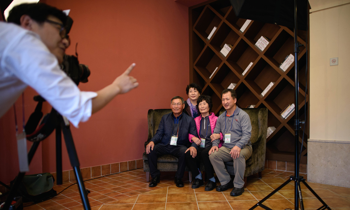 Corea del Nord e del Sud: riprendono le riunioni di famiglia – Foto