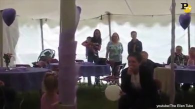 Bimba di 4 anni canta per la mamma malata