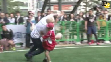 Sindaco di Londra travolge un bambino giocando a rugby