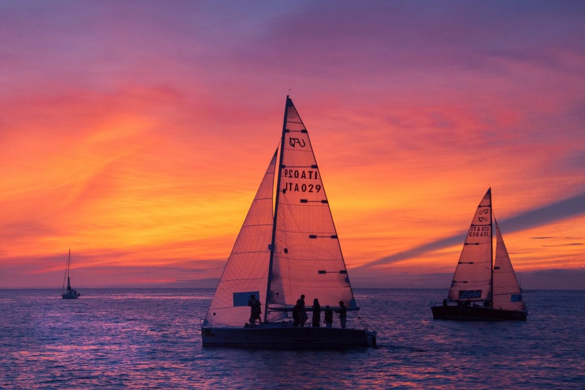 Galleria foto 'Vela, bora e spettacolo: la Barcolana numero 47 va a “Robertissima III”' - foto 14