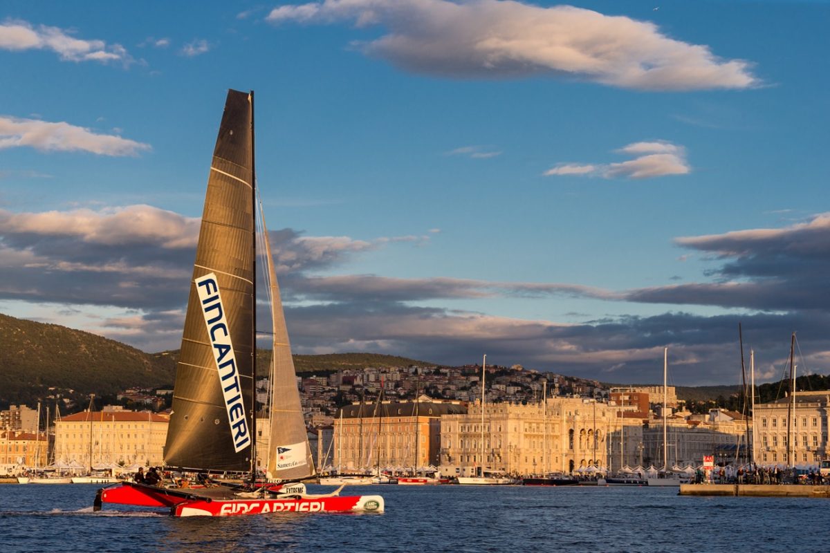 Galleria foto 'Vela, bora e spettacolo: la Barcolana numero 47 va a “Robertissima III”' - foto 16