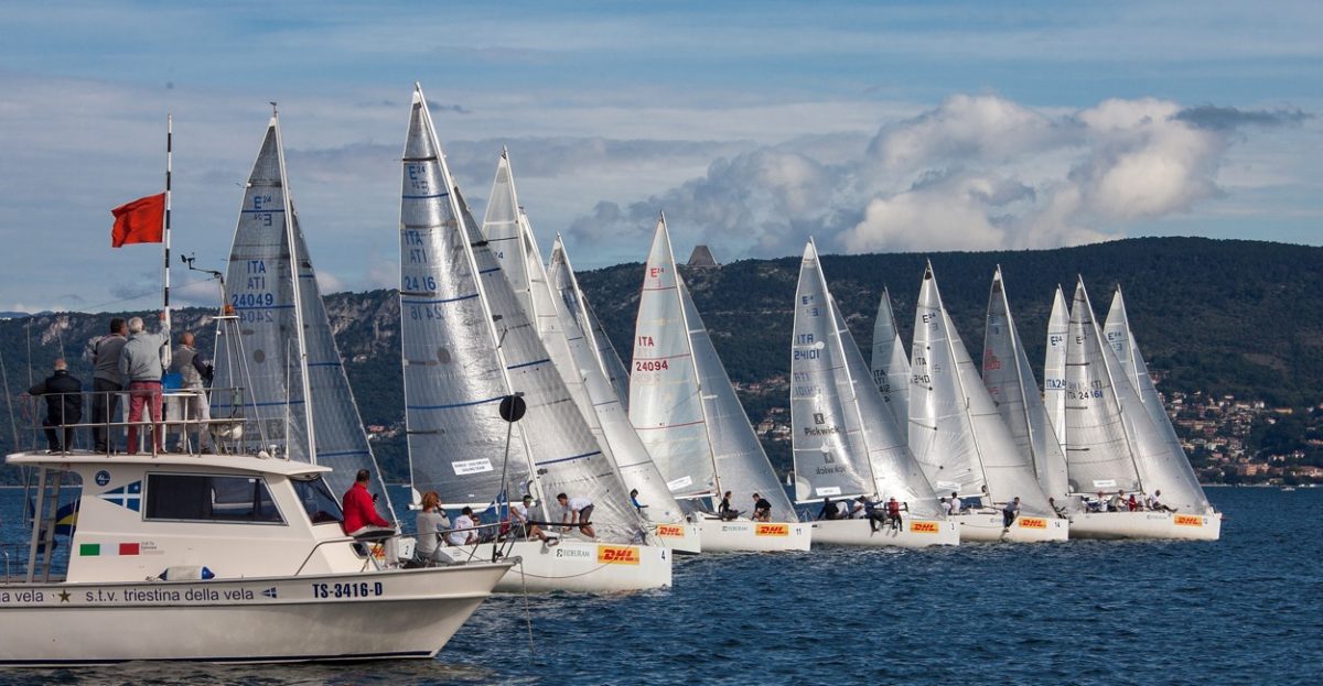 Galleria foto 'Vela, bora e spettacolo: la Barcolana numero 47 va a “Robertissima III”' - foto 17