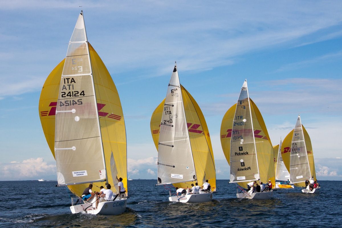 Galleria foto 'Vela, bora e spettacolo: la Barcolana numero 47 va a “Robertissima III”' - foto 18