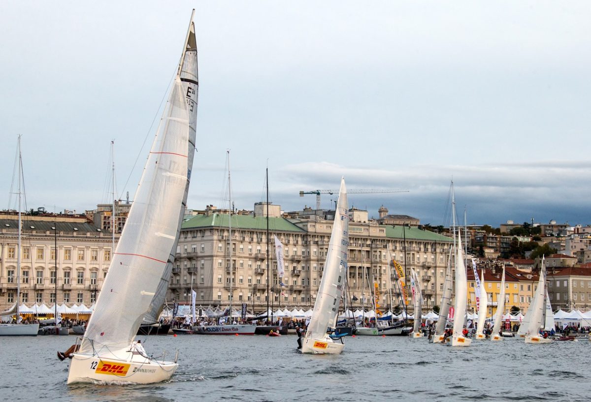 Galleria foto 'Vela, bora e spettacolo: la Barcolana numero 47 va a “Robertissima III”' - foto 19