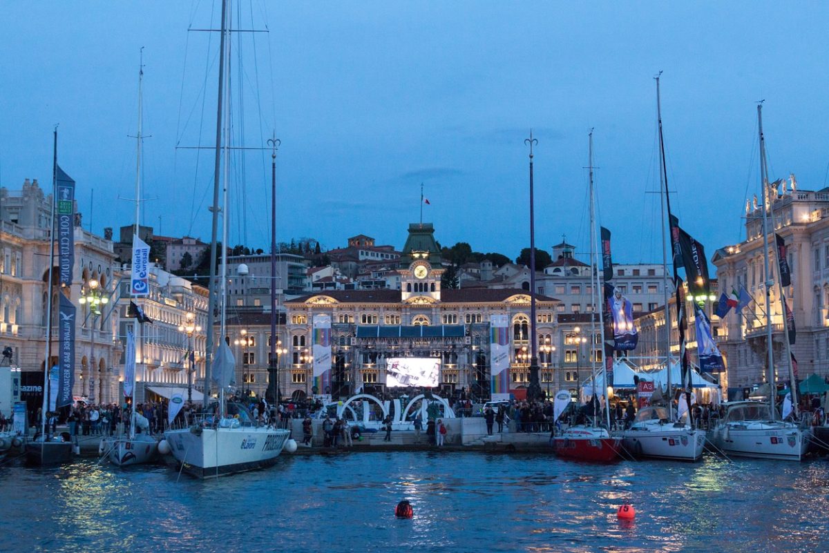 Galleria foto 'Vela, bora e spettacolo: la Barcolana numero 47 va a “Robertissima III”' - foto 12