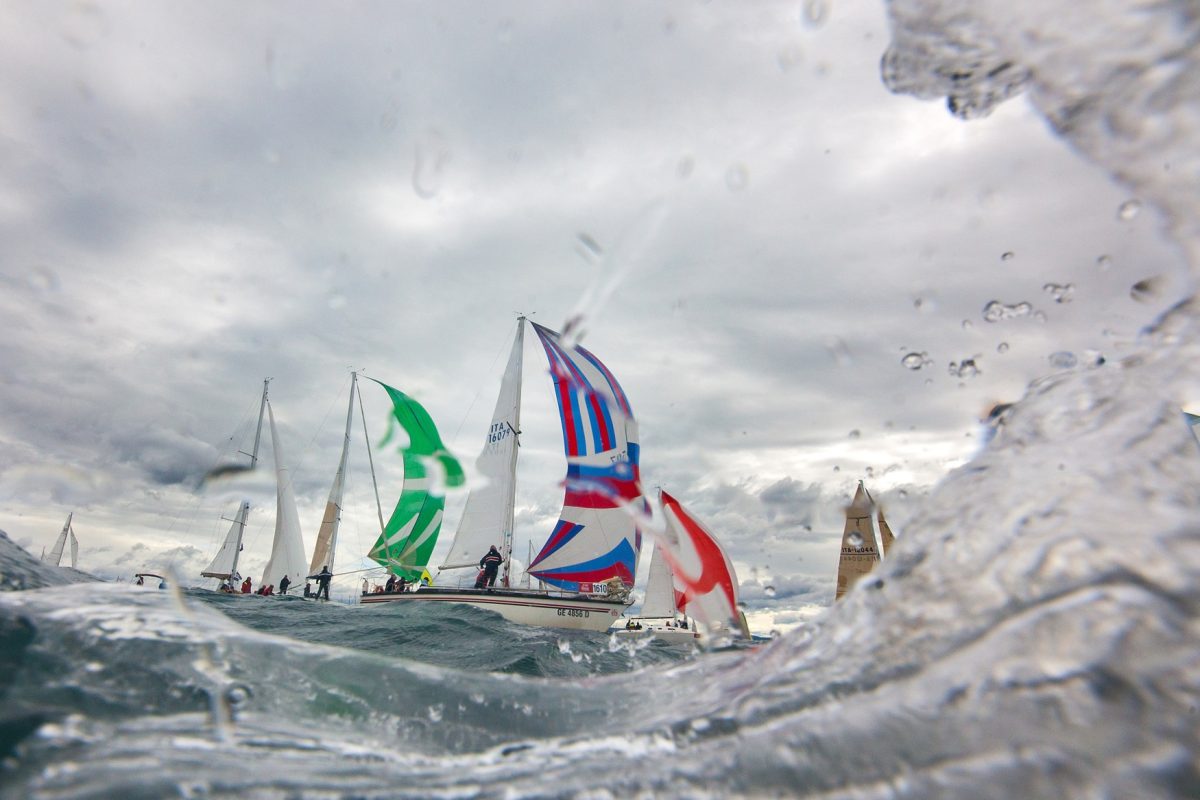 Galleria foto 'Vela, bora e spettacolo: la Barcolana numero 47 va a “Robertissima III”' - foto 10