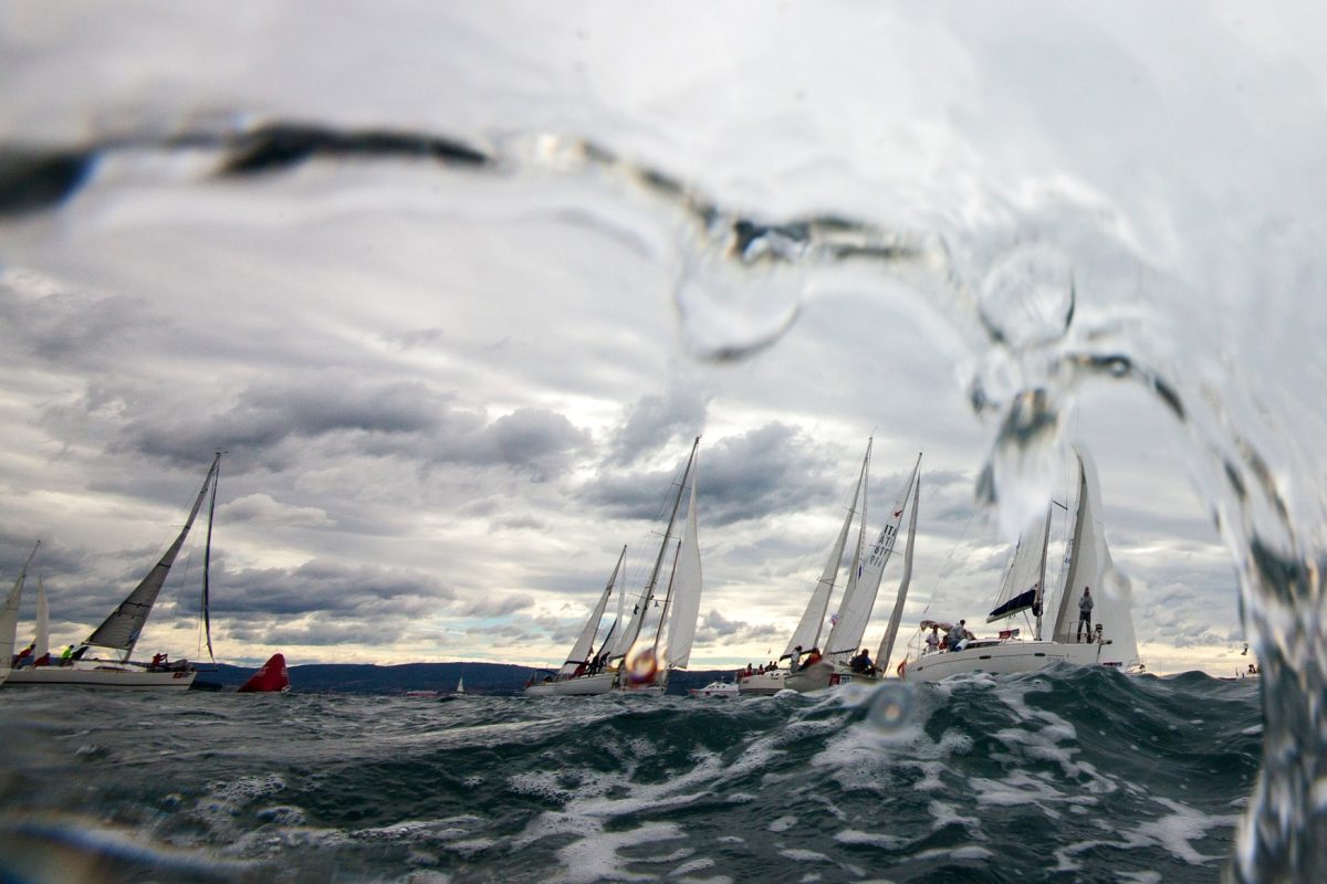 Galleria foto 'Vela, bora e spettacolo: la Barcolana numero 47 va a “Robertissima III”' - foto 2